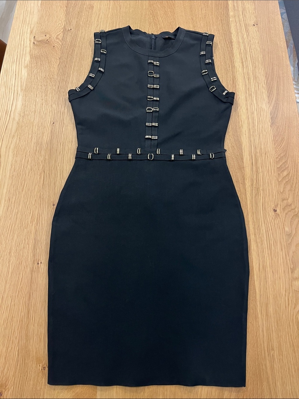 Twelfth Loce
Sleeveless Black Midi Dress with Gold-Trim Accents
Size Medium